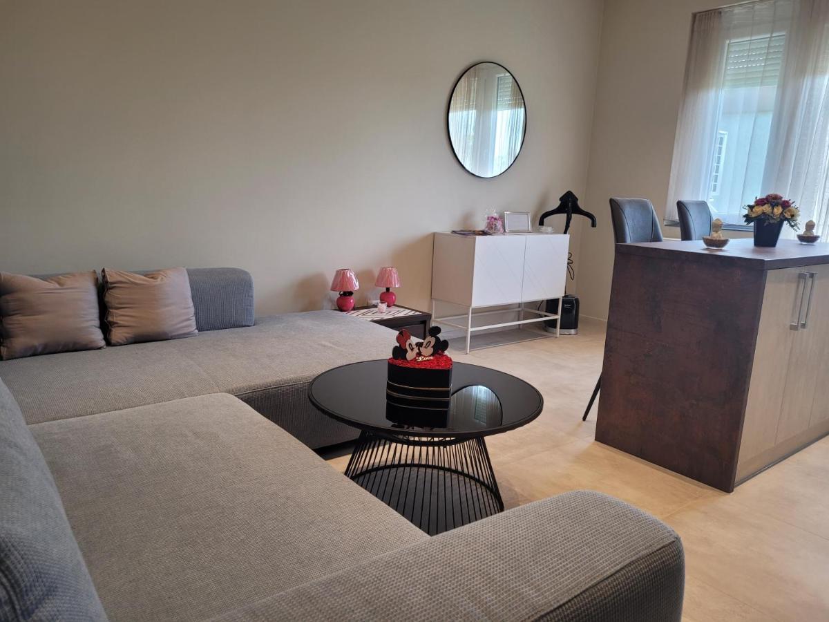 Lara II Apartman Debrecen Buitenkant foto