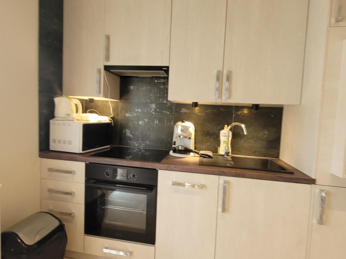Lara II Apartman Debrecen Buitenkant foto