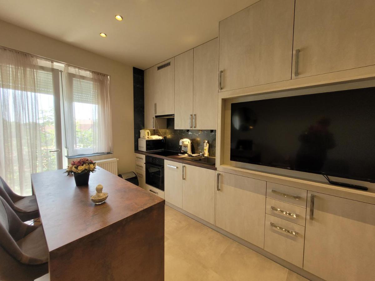 Lara II Apartman Debrecen Buitenkant foto