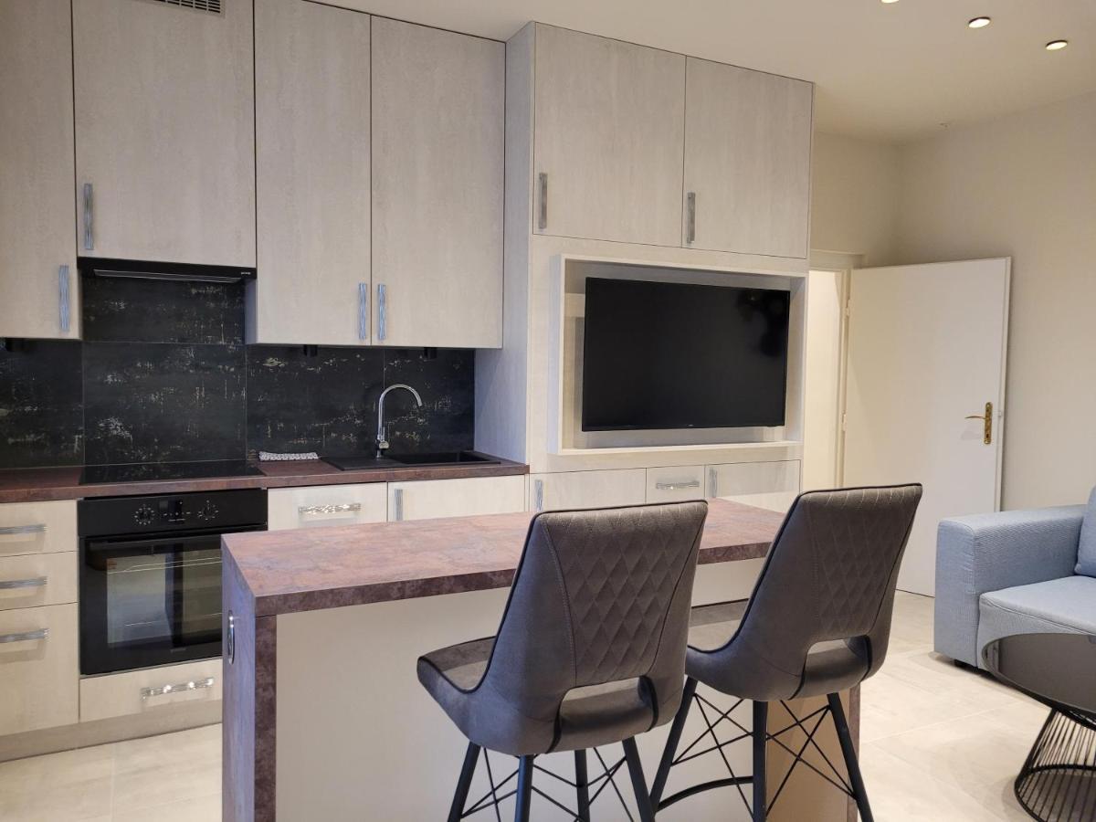 Lara II Apartman Debrecen Buitenkant foto